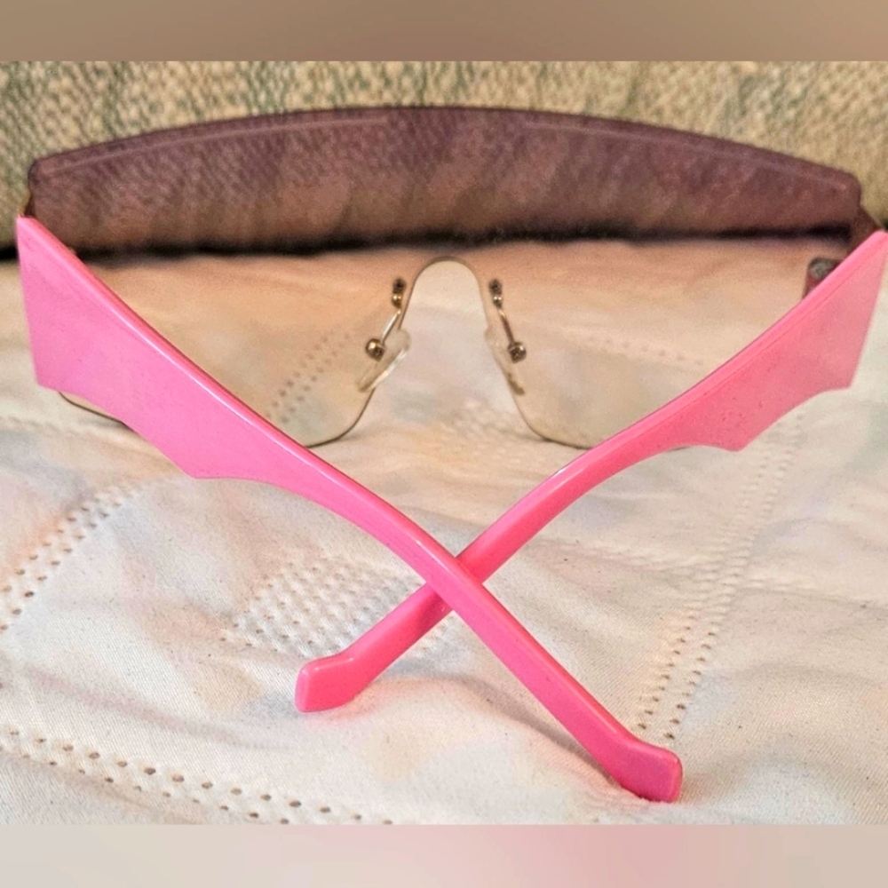 πStylish Oversized Pink Gradient Hot Pink Frame Sunglasses π - Picture 5 of 6